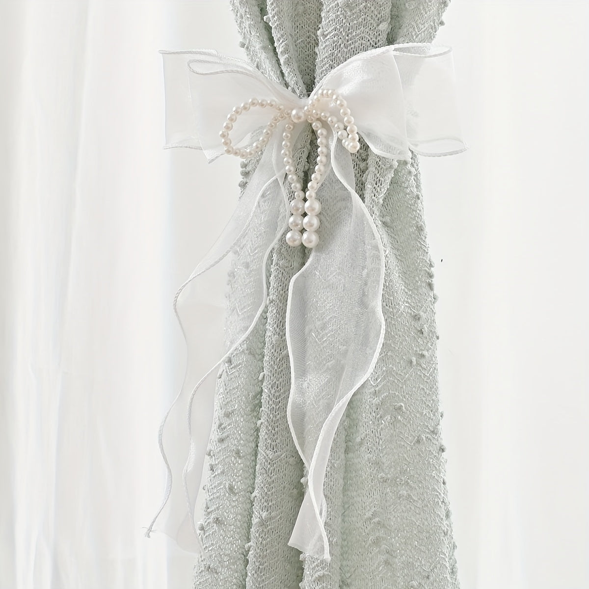 Decorate your home with this set of 1 or 2 pieces of curtain binding rope, featuring a faux pearl bow and DIY curtain clip. These tiebacks are perfect for holding back your curtains and adding a touch of elegance to your living room, office, or home