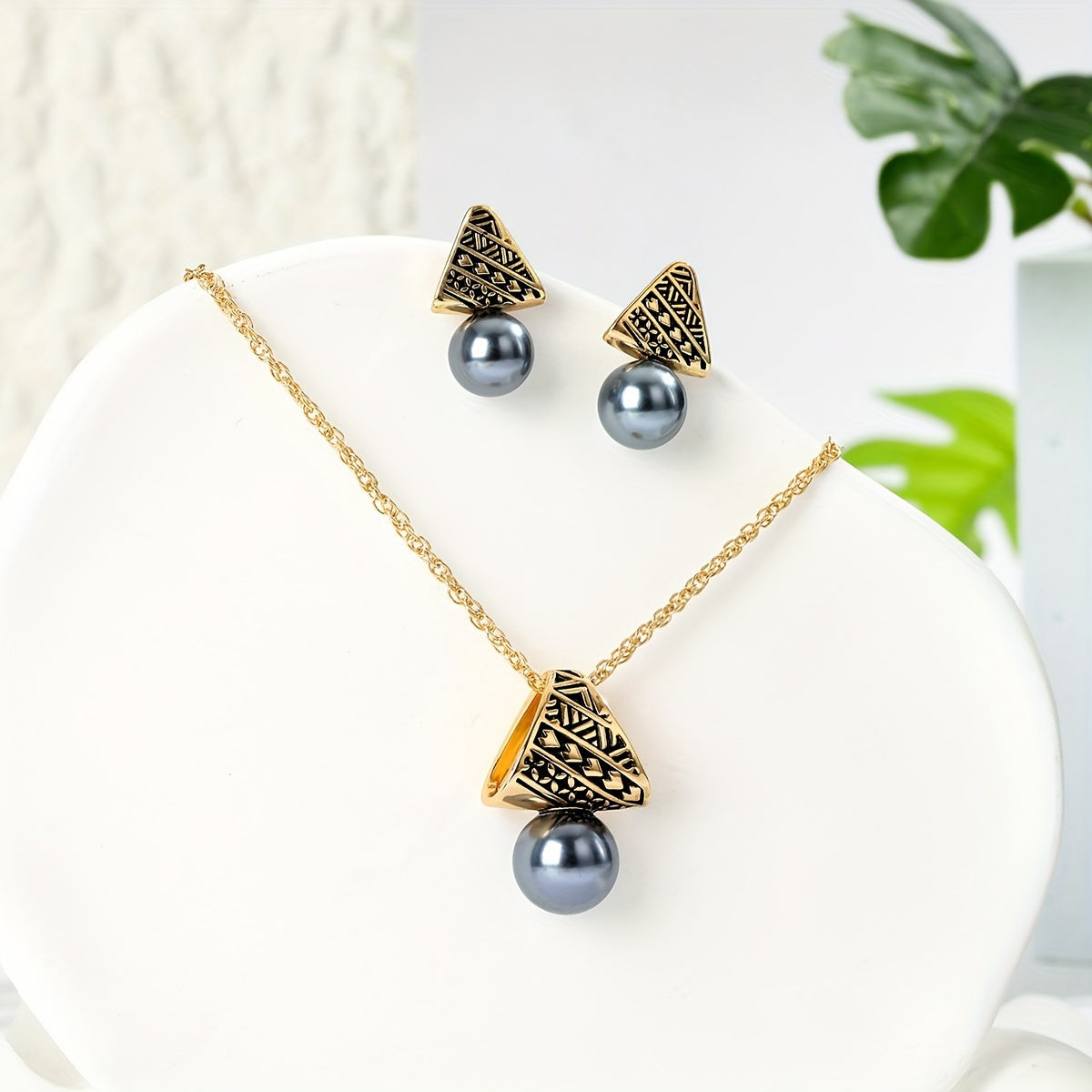 Get the Hawaiian vibe with this stunning Black Pearl Triangle Pendant Necklace and Earrings Set - Ideal for adding a touch of elegance to your vacation or everyday outfit, a thoughtful Valentine's Day present