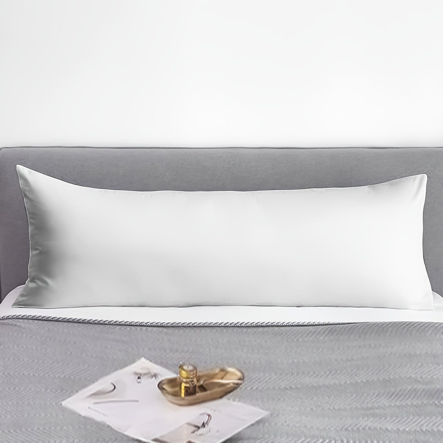 One or two pieces of white pillowcases without pillow core, made of soft and breathable fabric. These pillowcases are soft, comfortable, and suitable for use in bedrooms, guest rooms, lounges, hotels, B&Bs, and school dormitories.