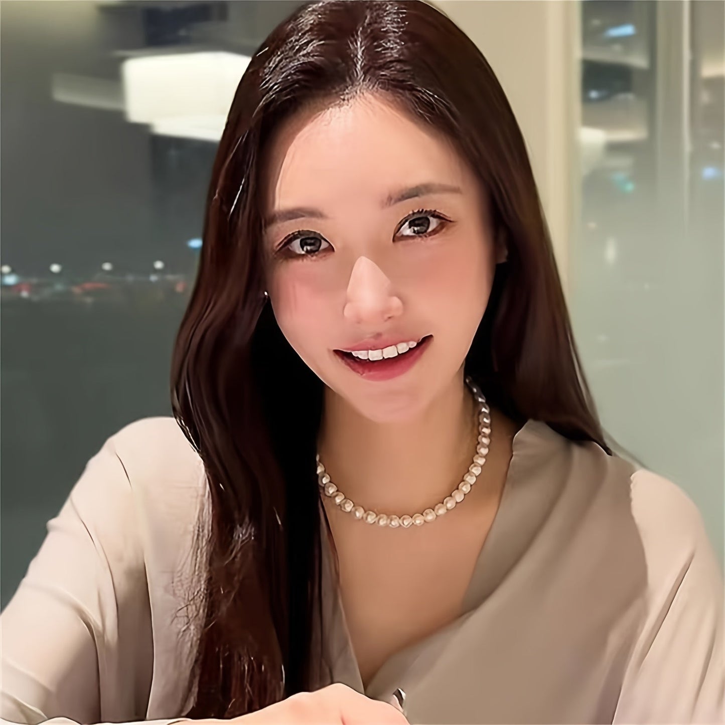 Beautiful and sophisticated freshwater pearl necklace featuring a clasp - a timeless and elegant accessory. Crafted from unadulterated pearls, this piece is both simple and alluring, making it perfect for daily wear or special occasions. A great choice