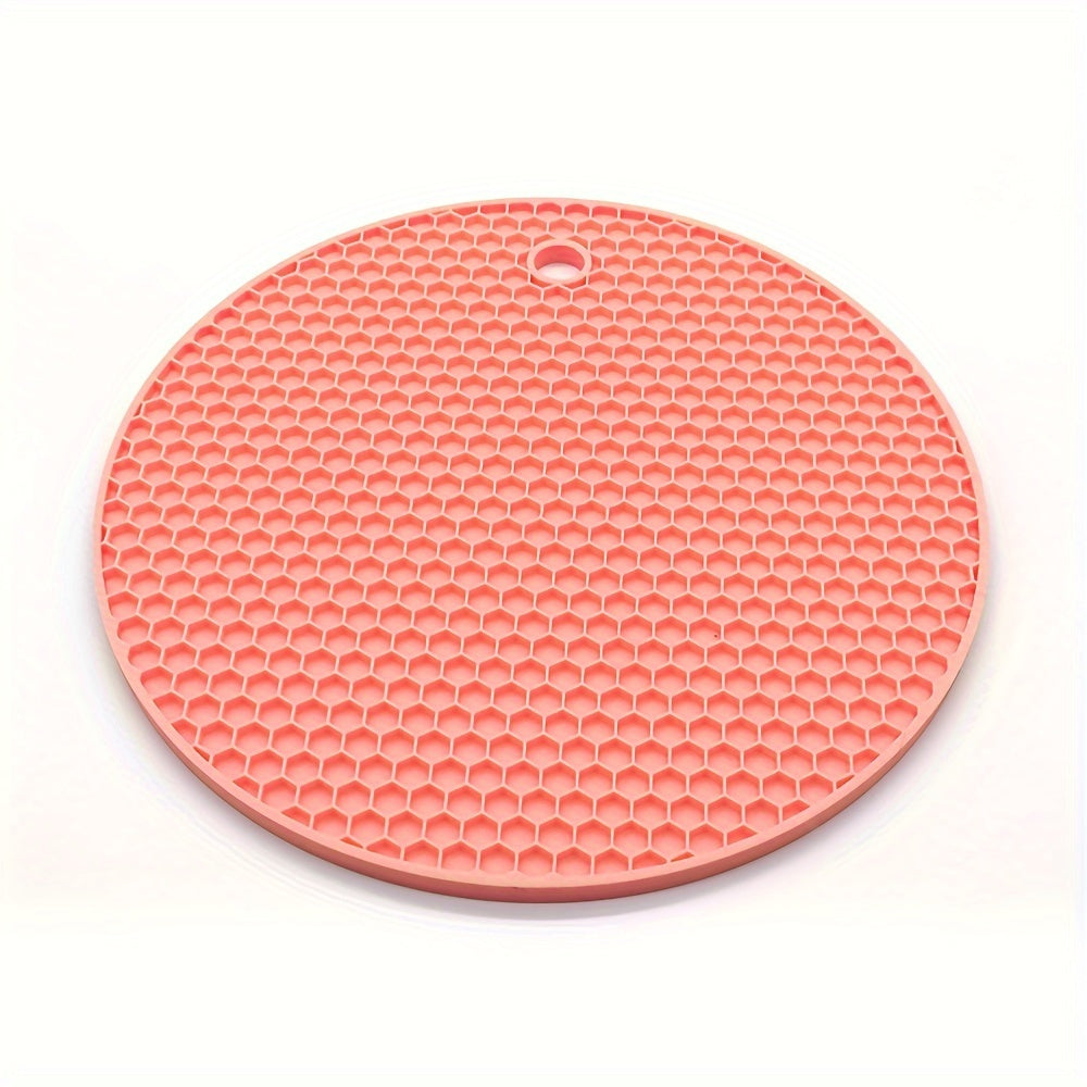 Silicone mat and tripod set in 2 sizes, heat resistant pot holder, non-slip hot pad for various uses in the kitchen. Suitable for hot pots, dishes, and bottles. Made of food grade silicone.