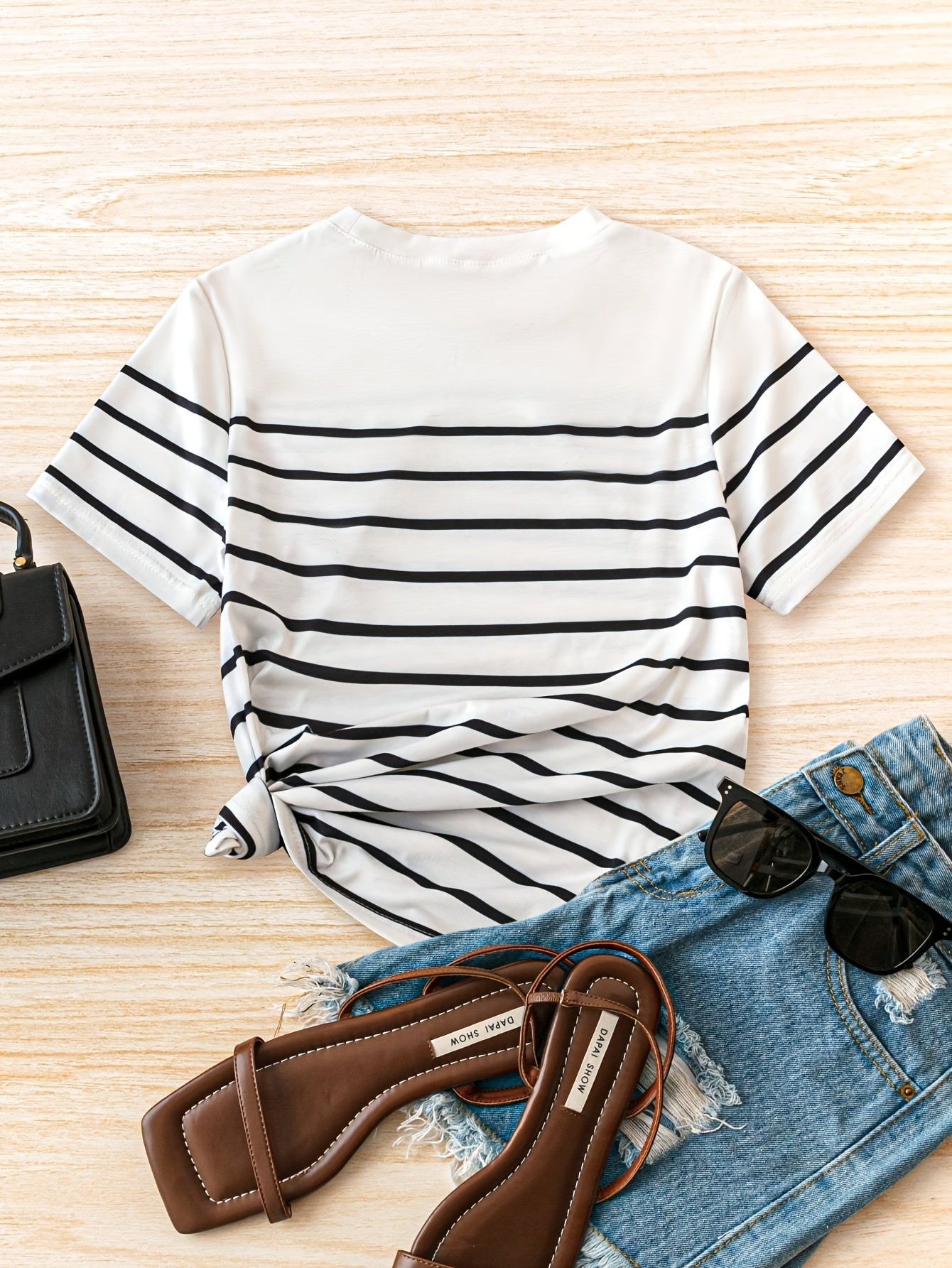 New round-neck striped printed short-sleeve t-shirt for women, perfect for casual wear.