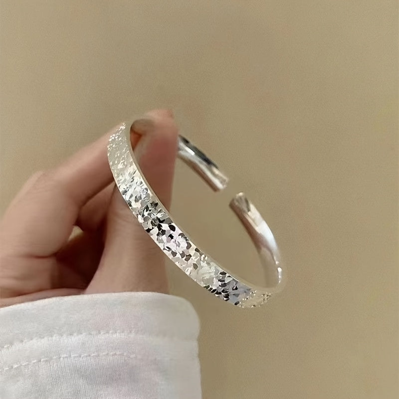 Ajoyib 999 Sterling Silver Bangle Bilaguzuk - Zamonaviy va Qiziqarli, Sevgi Kuni, Ona Kuni va Rojdestvo Sovg'alari uchun Ideal, Uchburchak Shakli va Muz Kristall Tafsilotlari bilan, Qiz Do'stingiz uchun Mukammal.