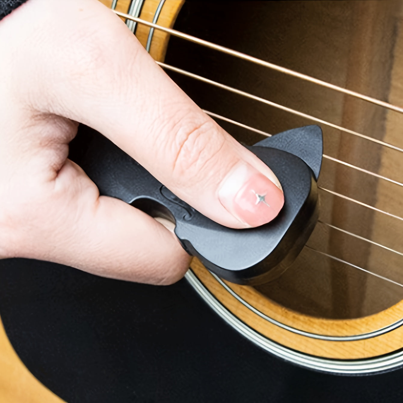 Black PP guitar bow for playing classical music on folk guitar, organ, and other musical instruments. Portable and creative picking tool.