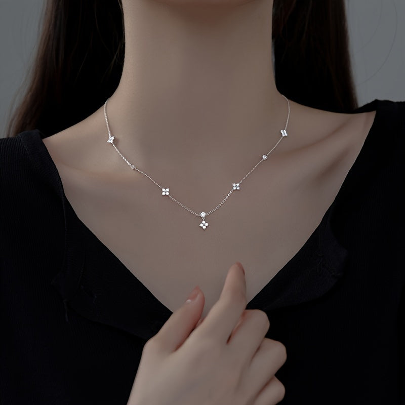 This elegant collarbone necklace is crafted from 3.2g of genuine S925 sterling silver and adorned with a sparkling snowflake zirconia. A timeless piece perfect for women, it makes a wonderful gift for Valentine's Day or anniversaries.