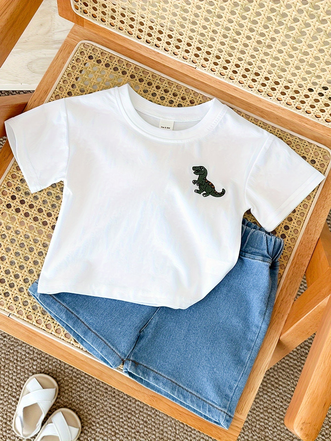 Newborn Children's Cute Cartoon Dinosaur Embroidery T-shirt and Shorts Set, Perfect for Summer Outdoor Wear