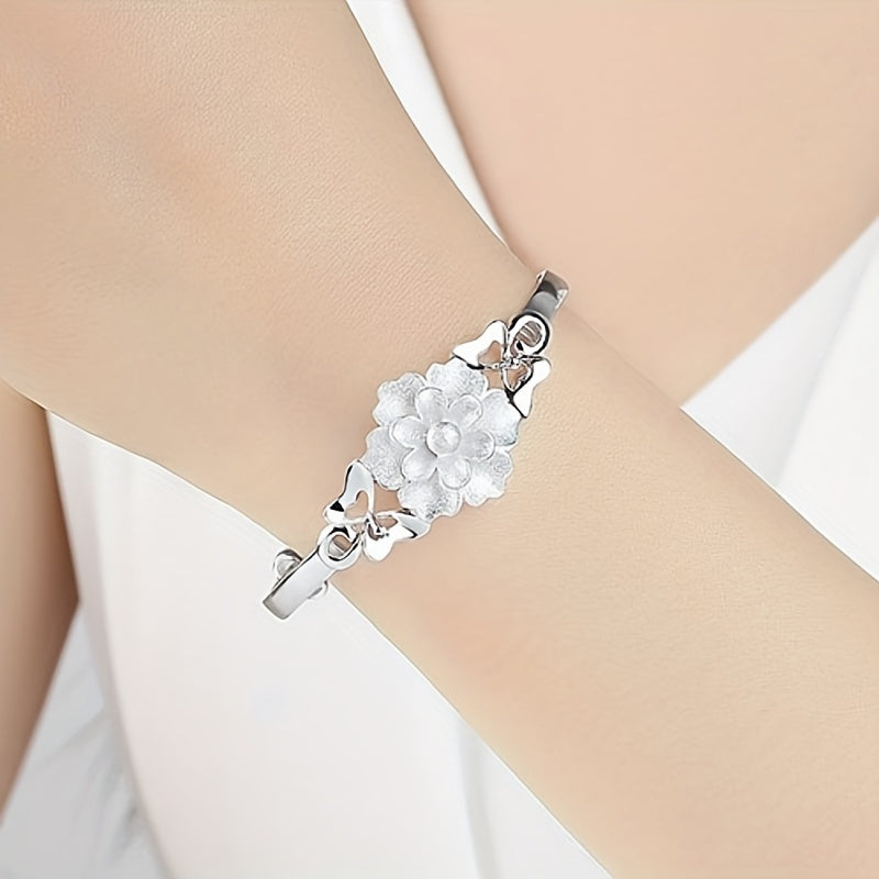 Adjustable Bracelet made of S999 Sterling Silver featuring a Fashionable Flower Shape, giving off an Elegant Retro Style. Perfect for gifting to Lovers, Mothers, Daughters for Birthdays or Christmas.