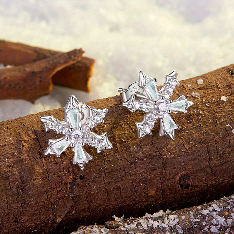 These elegant and luxurious 925 sterling silver snowflake stud earrings come in a pair, adorned with 3.5g of synthetic zirconia. They are hypoallergenic and perfect for women to wear daily or give as a gift. Ideal for the Christmas season.