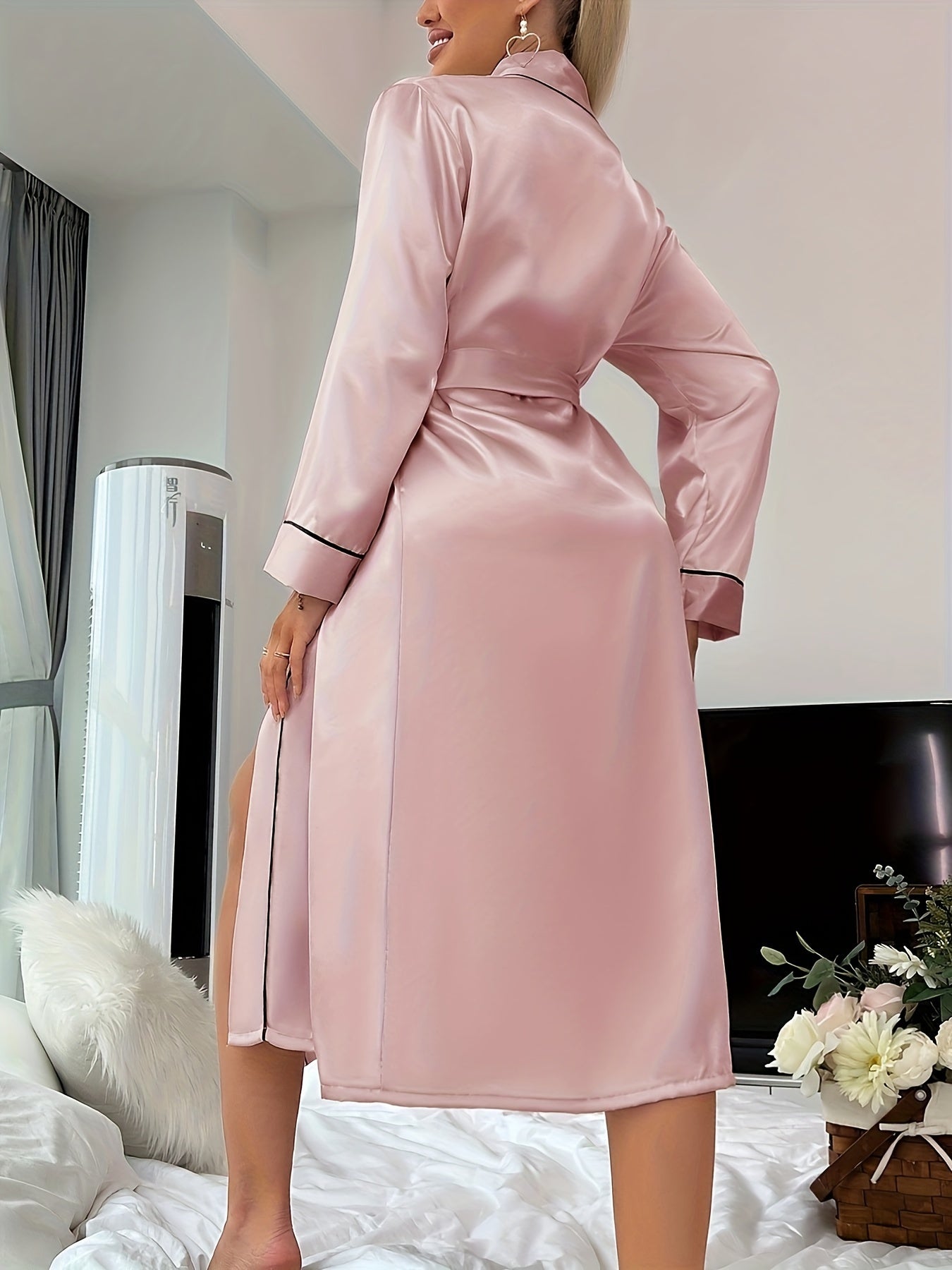 Trendy solid color sleep robe for women in breathable faux silky fabric, ideal for autumn and winter.