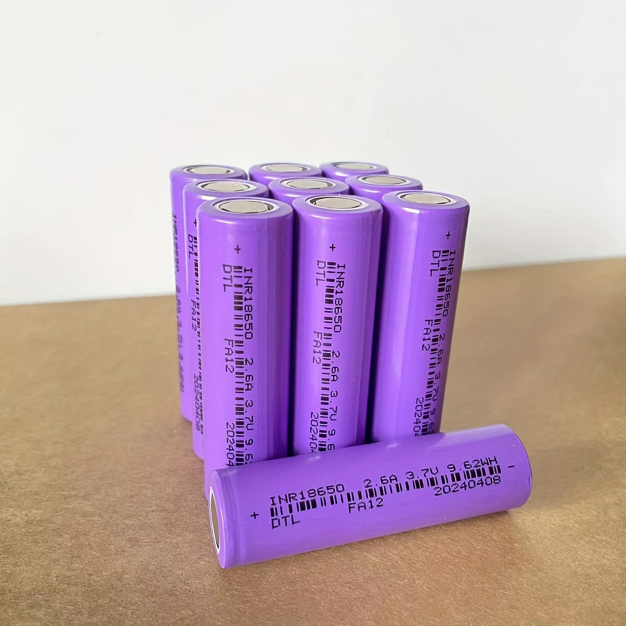 Rechargeable 2600mAh lithium battery with flat head provides long-lasting power for electronics and 18650 discharge.