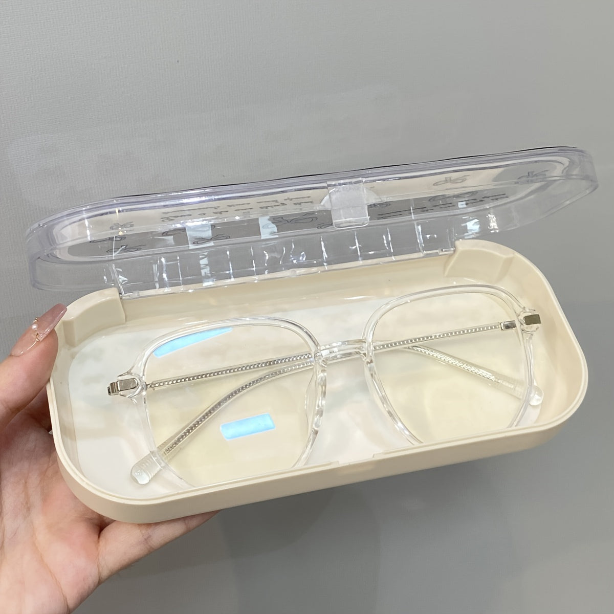 Protect your eyeglasses in style with the Bow Pattern Protective Eyeglass Case. This durable plastic case is designed for lightweight portability and features anti-pressure technology. Ideal for storing myopia eyewear and glasses, this case is part of