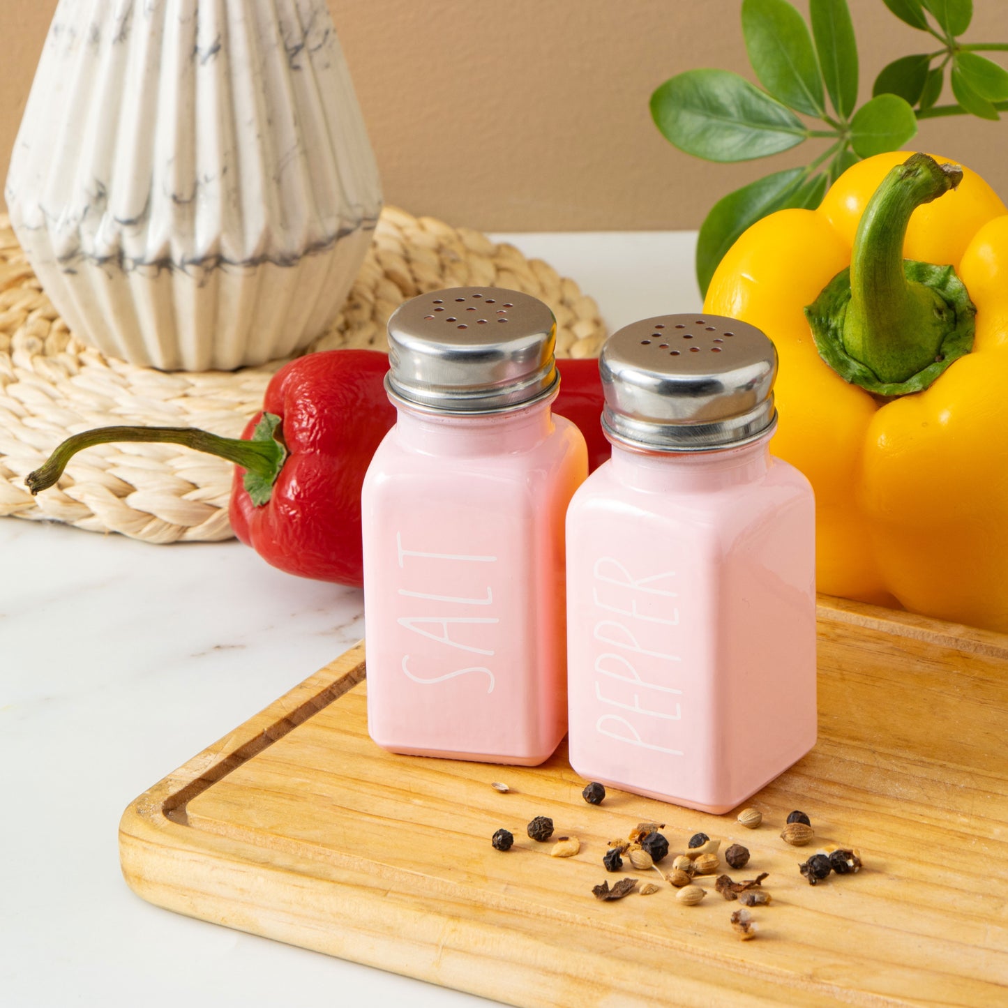 1 Set Ceramic Salt and Pepper Shakers, Seasoning Bottle, Spice Shakers - Perfect for Outdoor Picnics, BBQs, and Kitchen Decor - Ideal for Housewarming or Holiday Gifts