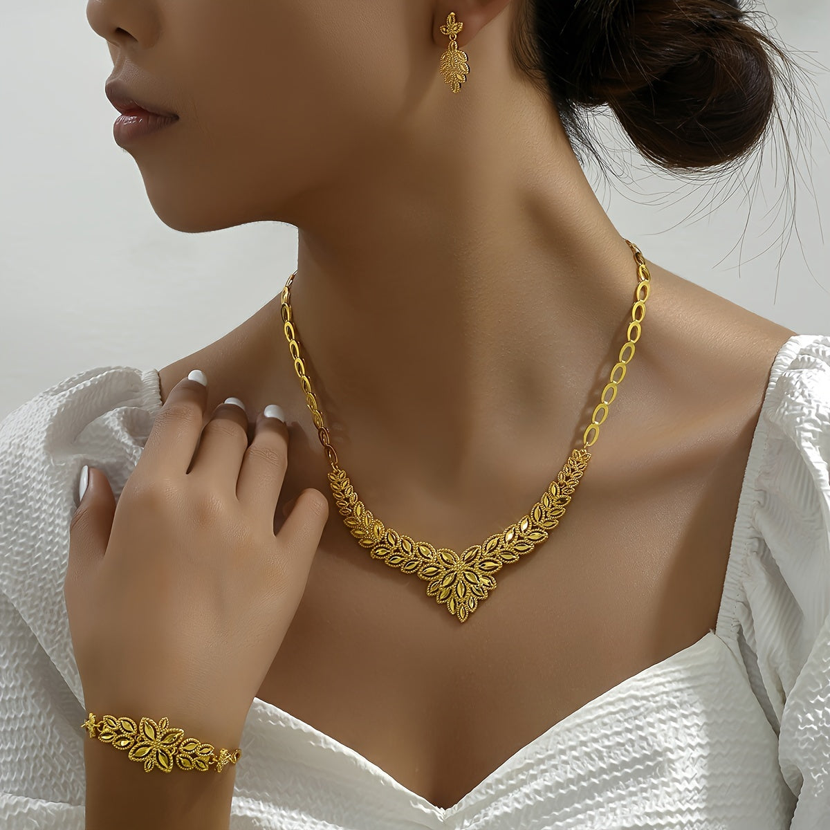 New arrivals for Ramadan in the Middle Eastern region: a stylish three-piece set including a necklace, earrings, and bracelet. This exquisite wedding jewelry is perfect for brides looking for a fashionable, elegant, and luxurious touch to their evening