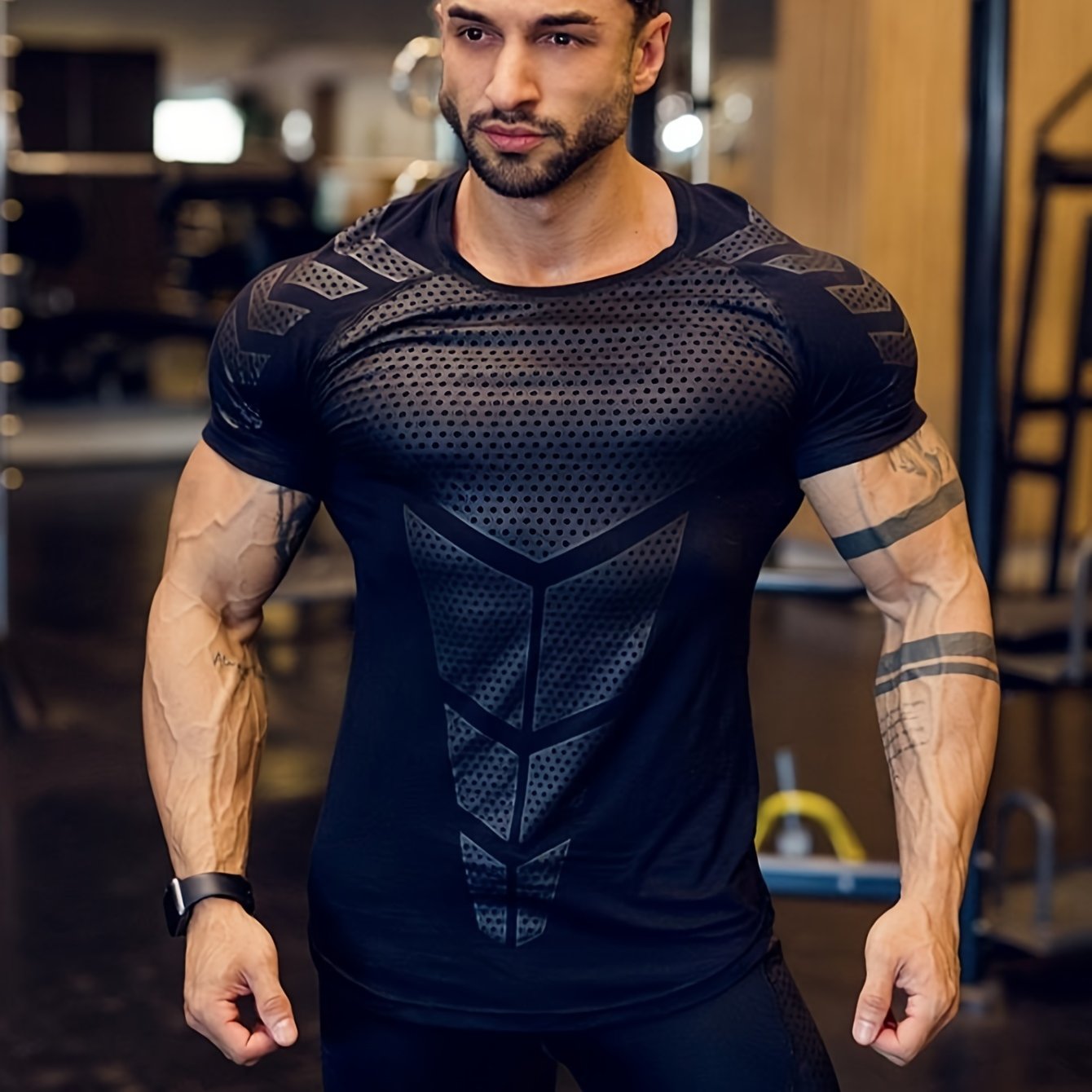 Men's athletic compression t-shirt with arrow print, made of breathable polyester fabric. Ideal for gym and fitness lovers.