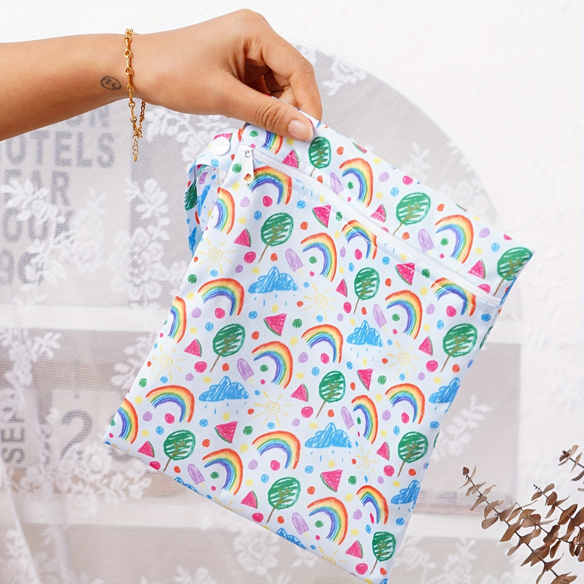 1 piece of reusable wet dry bag made of polyester fiber. This waterproof pouch comes with a zipper and handle, perfect for storing swimwear, cloth diapers, and gym clothes. Suitable for individuals aged 14 and above, this travel and beach essential is a