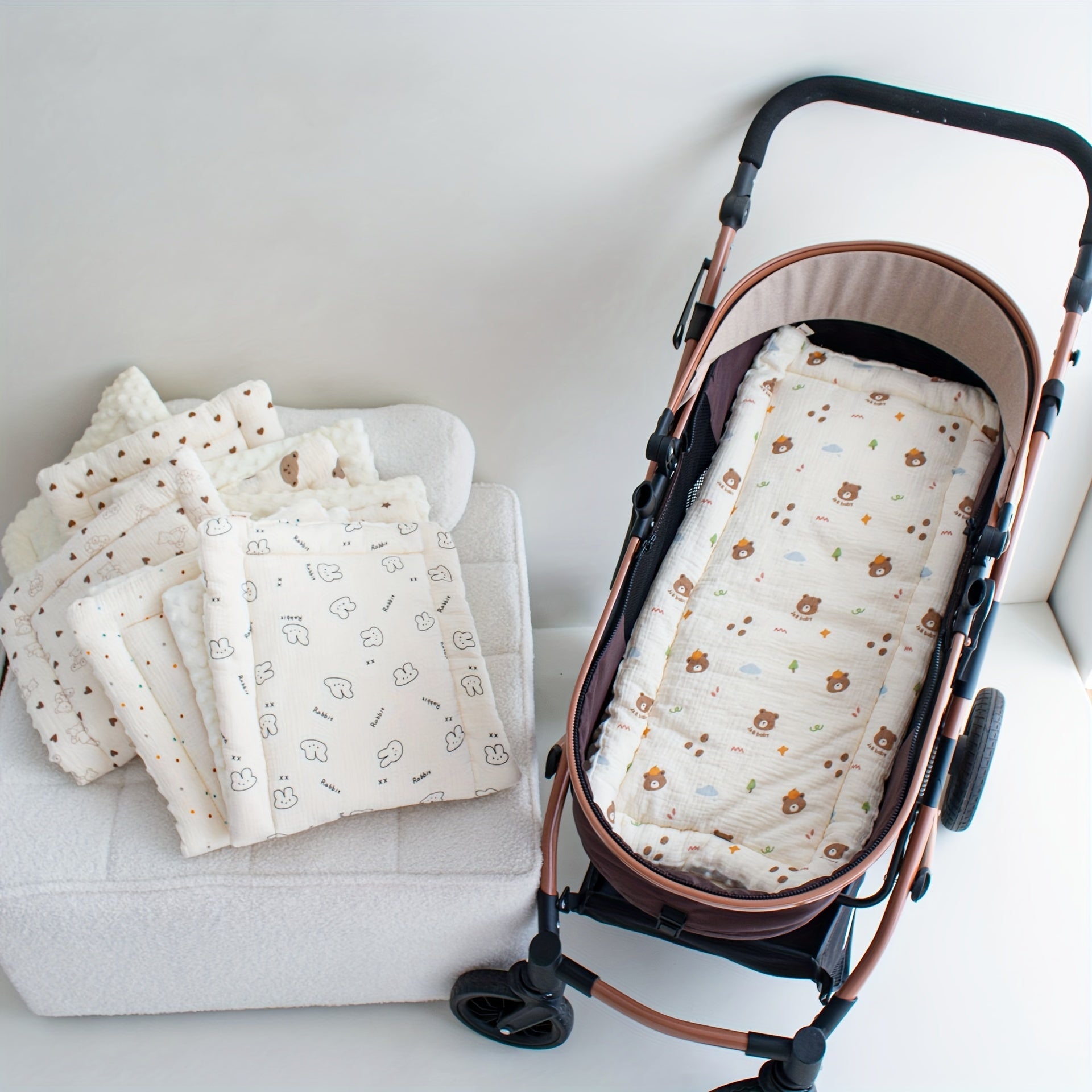 Soft and comfortable, this children's stroller mat is made of plush gauze bean velvet for a cozy and luxurious experience for your baby.