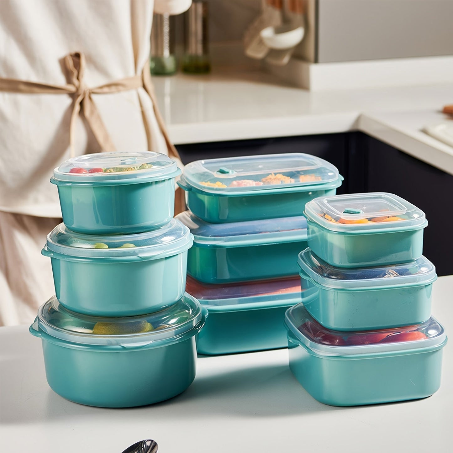 Essential kitchen set includes 3 round food storage containers with lids, perfect for storing fruits, vegetables, noodles, meat, eggs, ginger, garlic, and onions. These microwave-safe containers are made of reusable plastic and feature a clip closure for