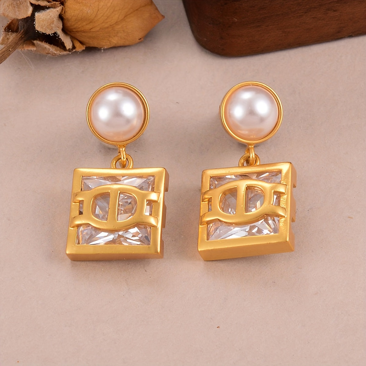 Square pearl drop earrings in vintage French style featuring a 925 silvery needle, lustrous freshwater pearl inlay, and a copper body. Ideal for everyday wear or as a thoughtful gift.