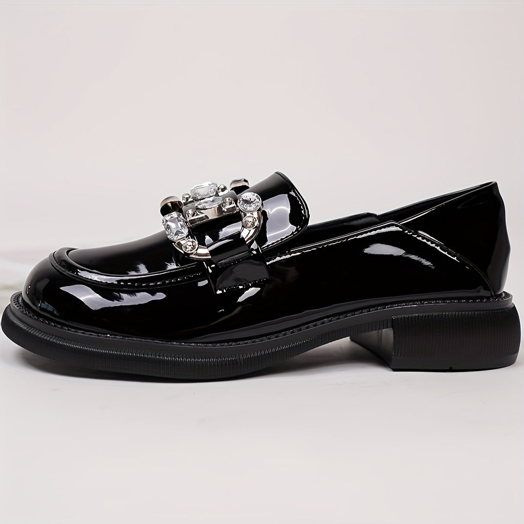 Ayollar uchun rhinestone tafsilotlari bilan chunky heel loafers, preppy uslubidagi kiyim poyabzallari. Qulay slip-on dizayni.