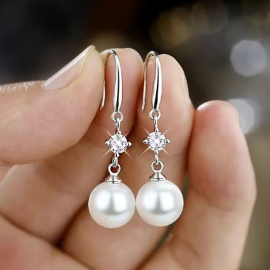 Beautiful freshwater pearl earrings made of 1.2g 925 sterling silver, with a sweet vintage style designed for women. Ideal for any occasion such as engagements, weddings, parties, or as a gift, these earrings are versatile and elegant ear accessories.