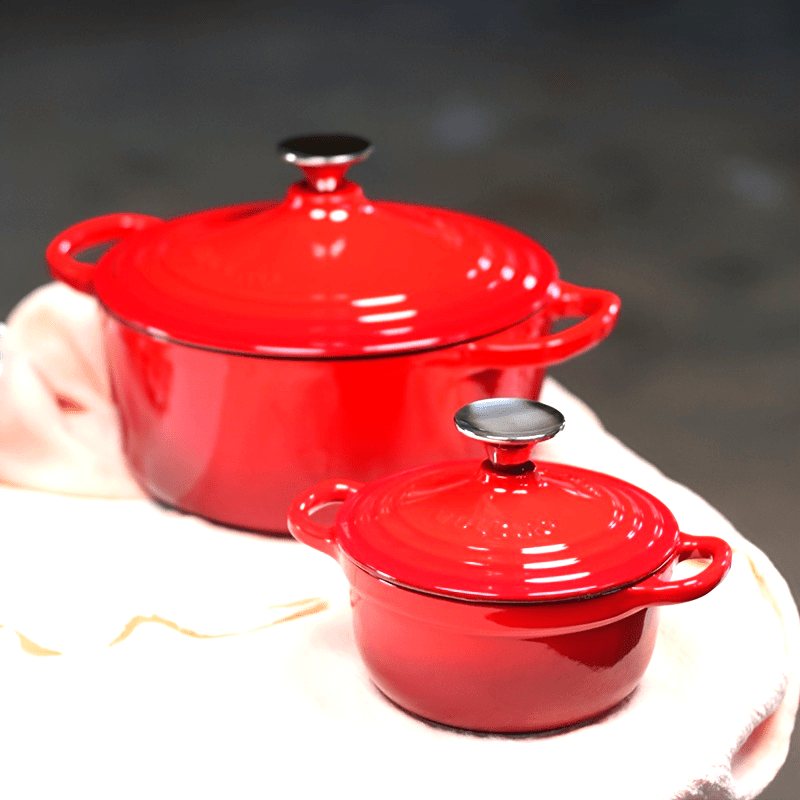 Enameled cast iron health pot, versatile for cooking rice and other dishes on induction, ceramic, electric, halogen, and gas cooktops. Comes in two sizes: 30.4oz and 60.8oz. Boasts enamel non-stick coating for easy cleaning.