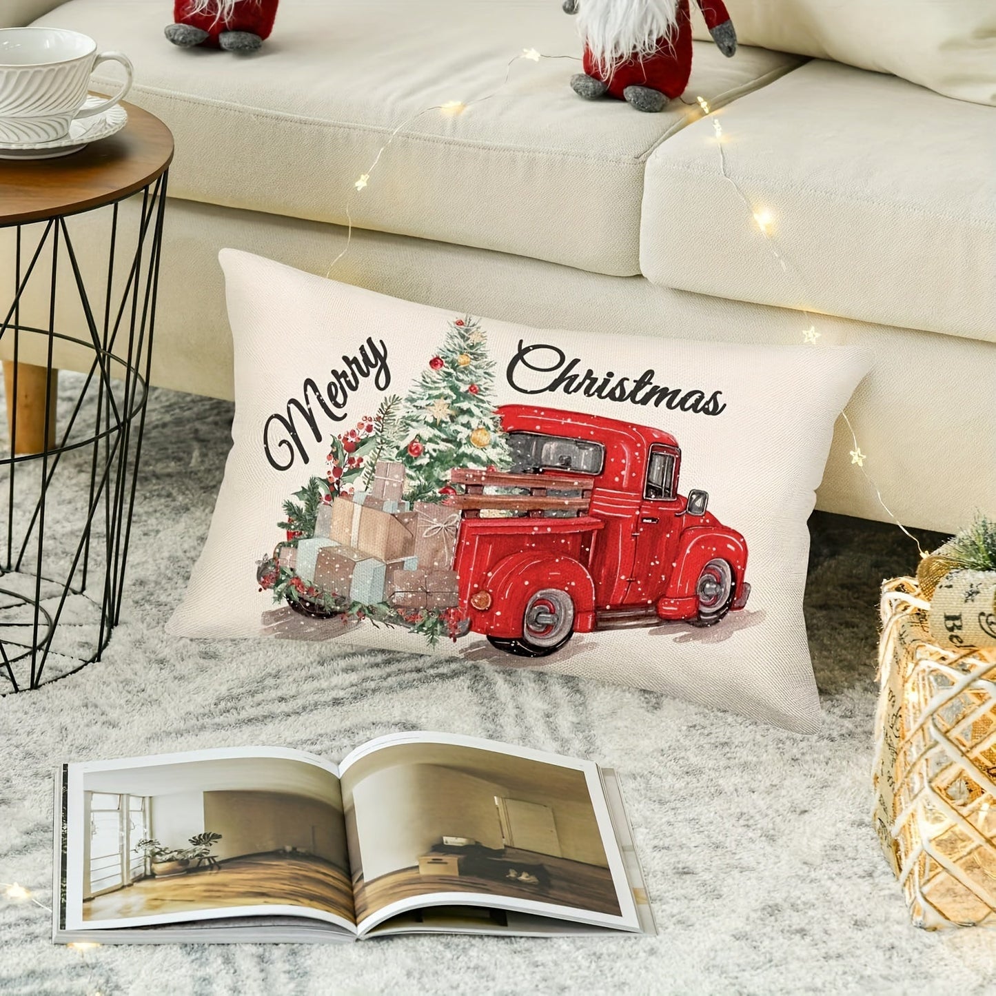 Yilni bayram ruhida o'tkazing, Merry Christmas Red Truck Pillow Cover bilan. Zamonaviy uslubda tayyorlangan, 30.48x50.8 sm o'lchamdagi bu yostiq qopqog'i mashinada yuvilishi mumkin va qulay zippered yopilishi mavjud. Bir nechta xona bezaklari uchun mos.