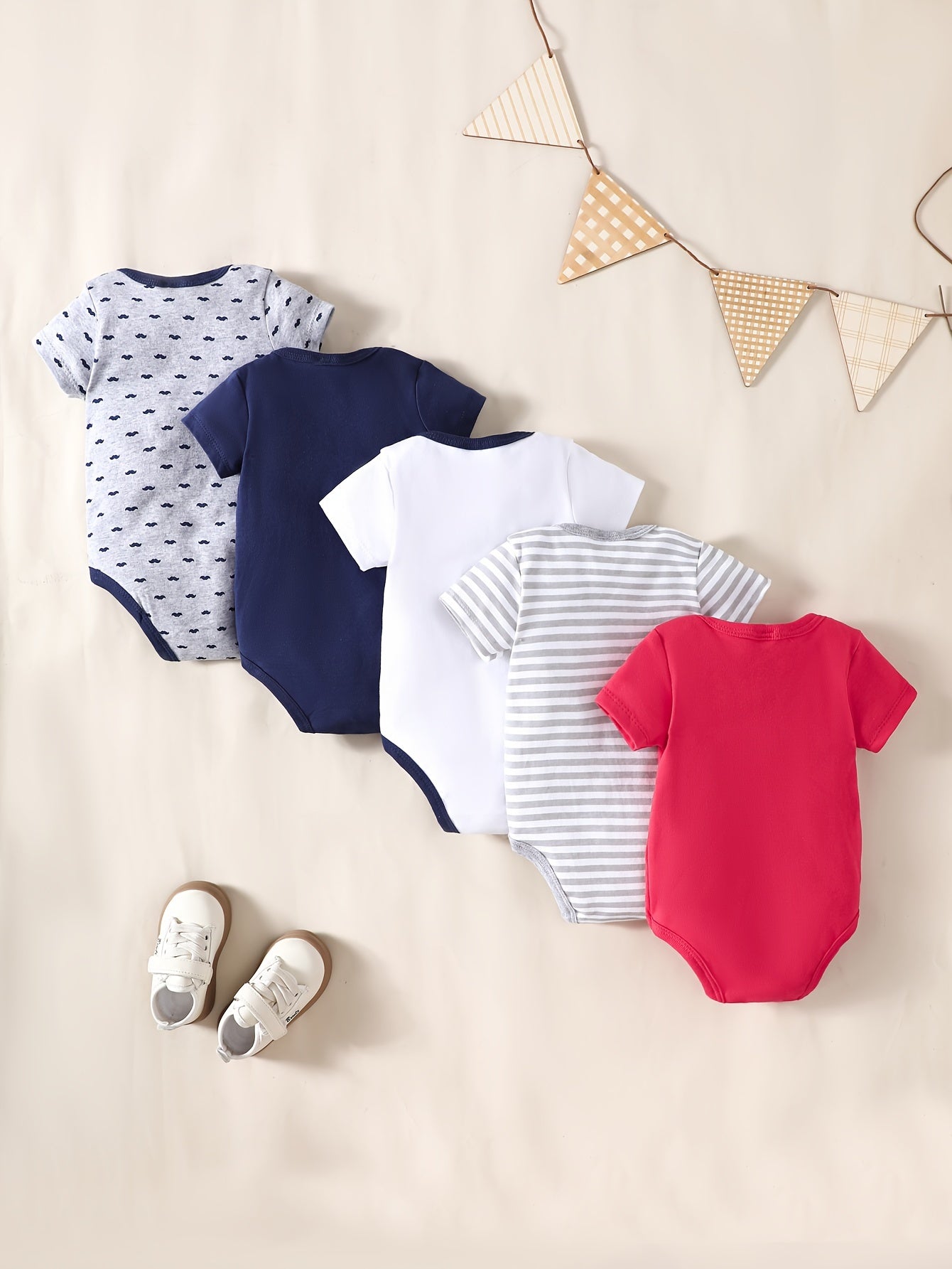 New boys' five-piece set of triangle onesies in multiple colors and patterns, made of soft and comfortable pure cotton, perfect for short crawls.