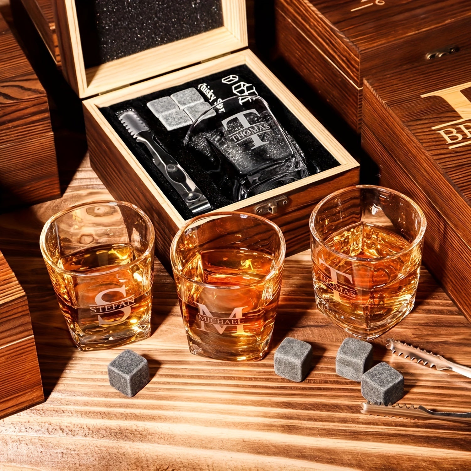 Set of 4 personalized whiskey glasses with wooden box, ideal for gifts such as groomsmen, best man, father, boyfriend, or bachelor party.