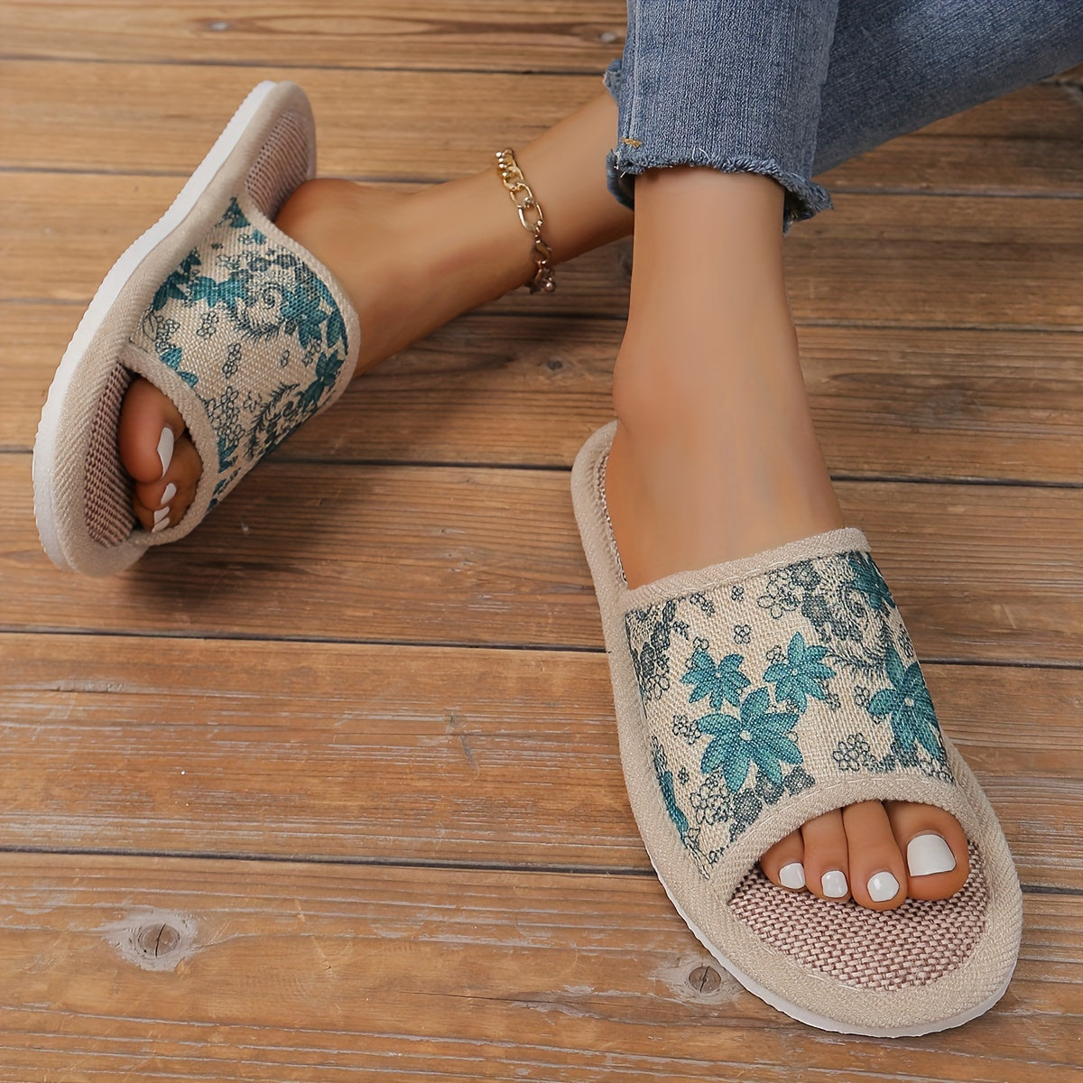 Breathable linen slippers with blue floral design, suitable for all seasons. Features EVA sole, fabric lining, and can be handwashed or dry cleaned. Casual home footwear for men and women.