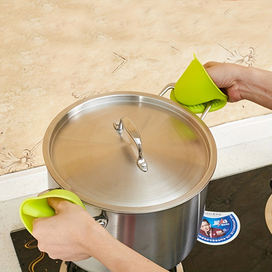 Get your hands on a convenient 3-piece kitchen gadget set that includes a silicone pot strainer, silicone oven mitts, and an adjustable silicone clip strainer. These tools are ideal for pots, frying pans, and bowls. The silicone oven mitts are a