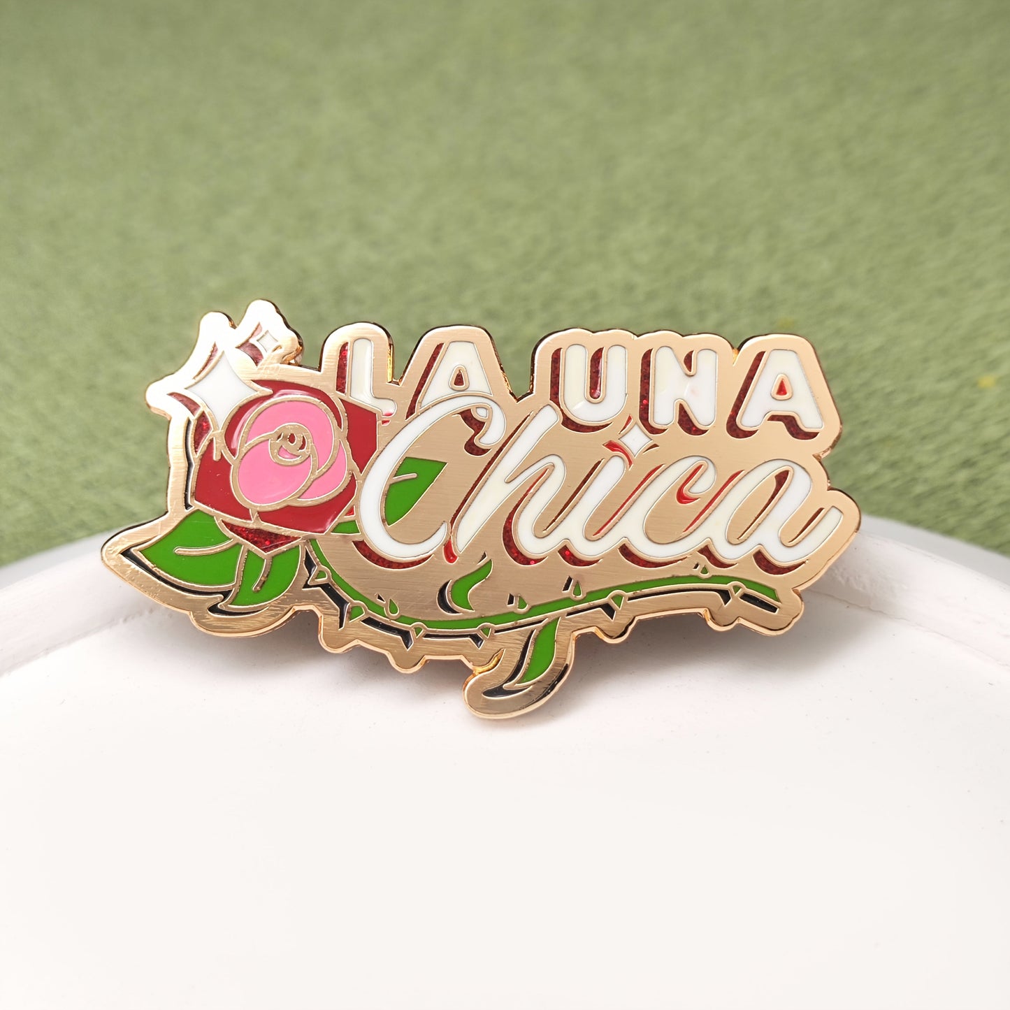 Add a touch of elegance with the 1pc ZERUPRIN Elegant Alloy Brooch. Featuring the "LA UNA Chica" Thorn Rose design, this irregularly shaped golden badge is a unique and eye-catching accessory for your collar, backpack, hat, or coat. It makes for a