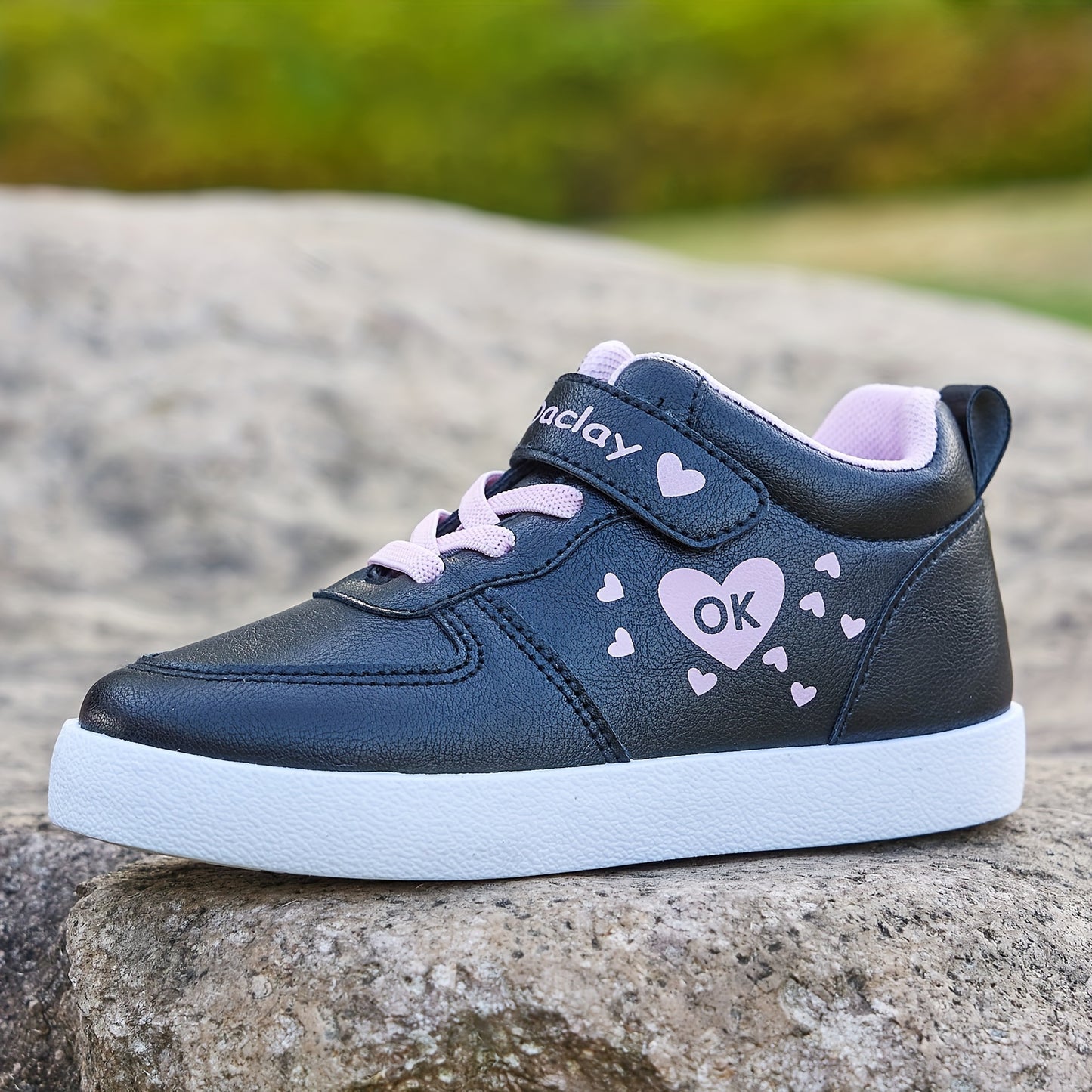 Girls' heart pattern sneakers, comfy non-slip skateboard shoes for all seasons.