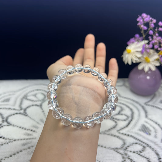 A stylish bracelet made from a single artificial white crystal round bead. The crystal is clear, shiny, and smooth, giving it a delicate and luxurious appearance. This bracelet exudes a fashionable, simple, and elegant style.