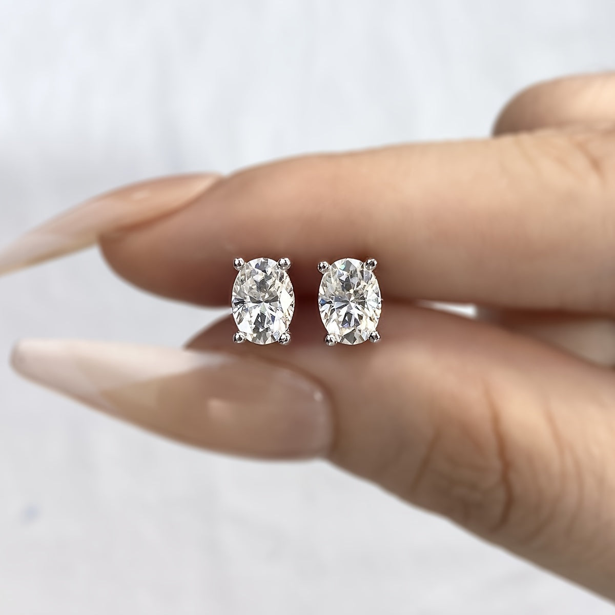 Ajoyib Moissanite quloq bilaguzuklari, 2CT TW, nozik oval kesim, 925 sterling kumush, to'ylar, partiyalar va 14-fevral uchun mukammal, abadiy hashamatli zargarlik.