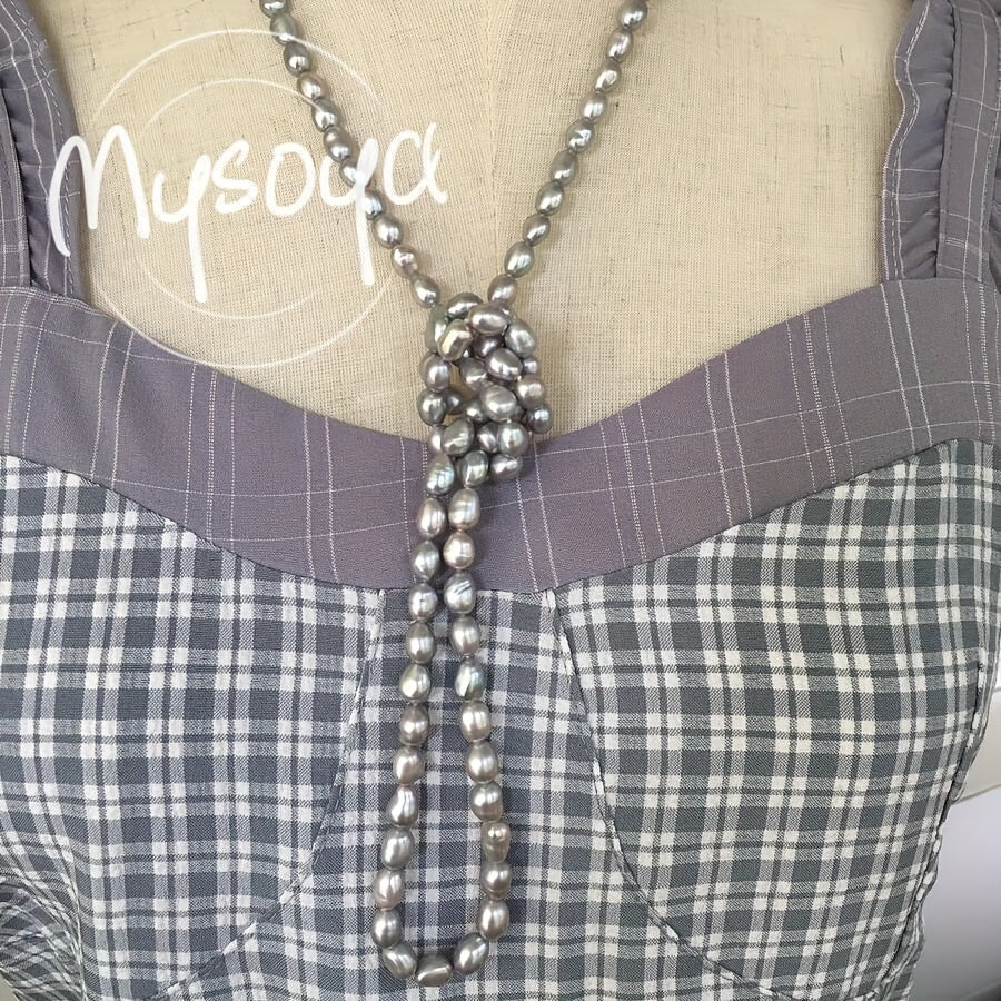 Handcrafted with care, the MYSOYA 100% Handmade Natural Gray Freshwater Baroque Pearl Long Necklace features pearls measuring 7-8mm in size. It comes packaged in a gift box and is suitable for both men and women. This versatile piece is ideal for