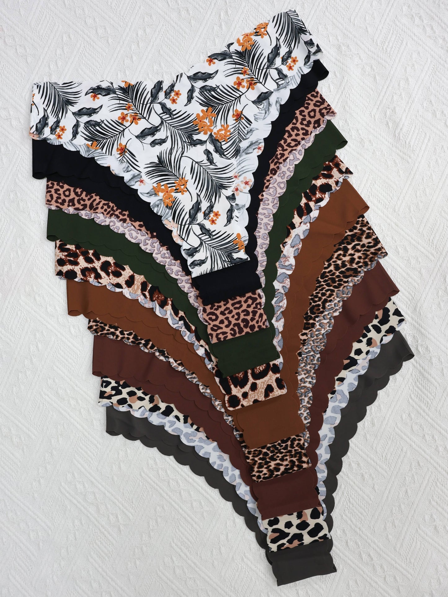 10 seamless women's briefs in a nylon/elastane blend, featuring sexy scalloped edges and unique prints (leopard, zebra, camo) and solid colors. Breathable, comfortable, mid-rise and hand