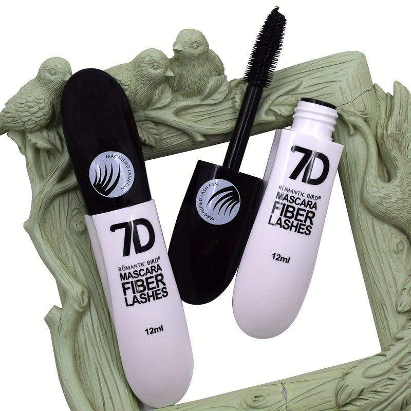 7D Fiber Lash Mascara в черно-белом дизайне тюбика является водостойкой, придающей объем, удлиняющей, стойкой к поту, обеспечивающей длительный завиток и защищенной от размазывания, подходит для всех типов кожи.