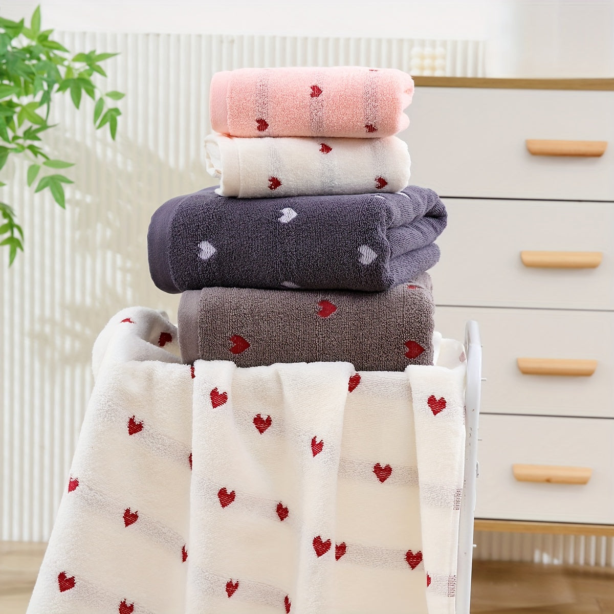 Heart pattern cotton bath towel, absorbent and quick-drying, soft and thick for home bathroom use. Ideal bathroom supply.