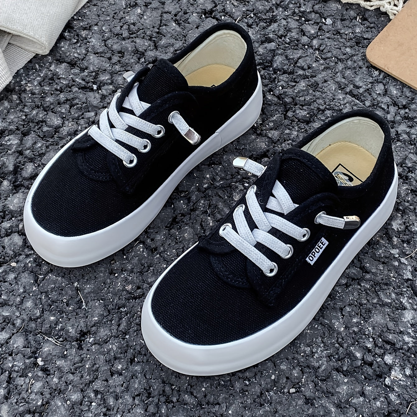 Children's preppy casual low top sneakers with solid color fabric upper and rubber sole. Features round toe, breathable cloth insole, elastic band closure, lightweight design, splicing