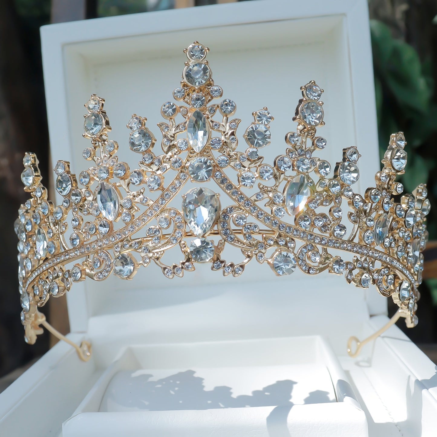 This exquisite Rhinestone Leaf Crown is perfect for a Royal Court-style bridal or princess tiara, ideal for birthday parties and performances. Hand wash only, adorned with full diamond detailing and crafted for a fashionable, regal look.