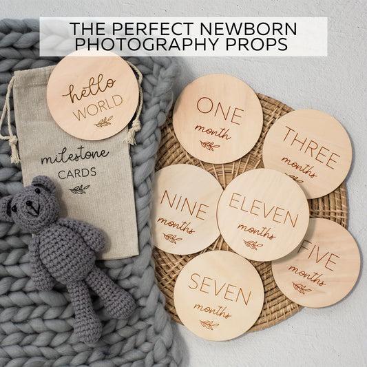 Celebrate baby's first year with the Yuebaaf 7-piece Reversible Wooden Milestone Cards Set! This set includes milestone cards featuring 'Hello World' and Announcement signs, perfect for monthly photo props. Made from durable fiberboard discs, these cards