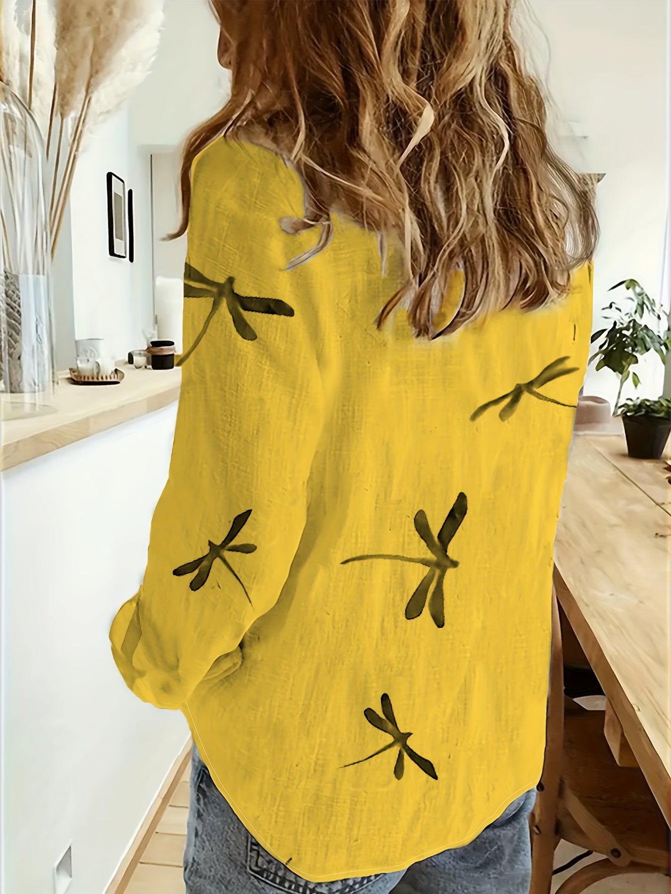 Casual dragonfly print blouse for women made of breathable polyester and spandex, semi-sheer, with long sleeves and lapel collar.