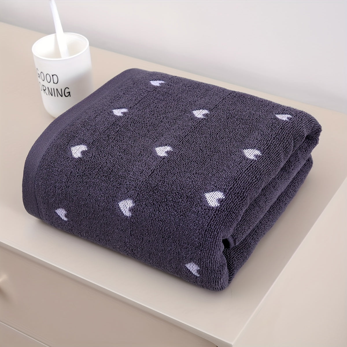 Heart pattern cotton bath towel, absorbent and quick-drying, soft and thick for home bathroom use. Ideal bathroom supply.