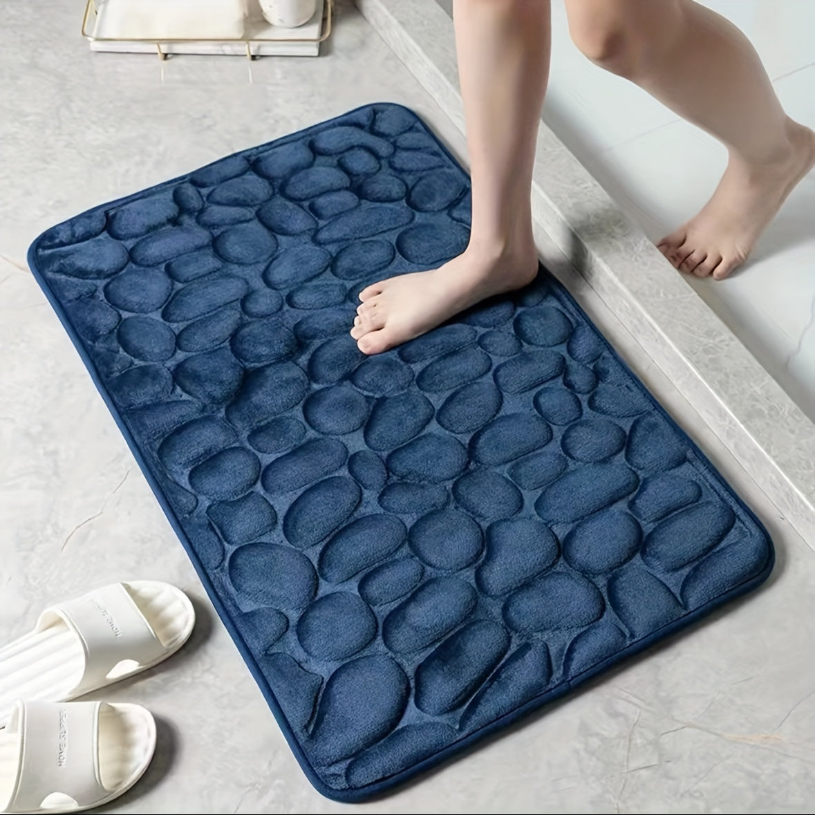 One piece of pebble pattern non-slip and absorbent polyester foot mat that can be hand washed. Ideal for use in the bathroom, bedroom, and kitchen to absorb water and reduce slipping. Great for keeping your bathroom floor safe and dry.