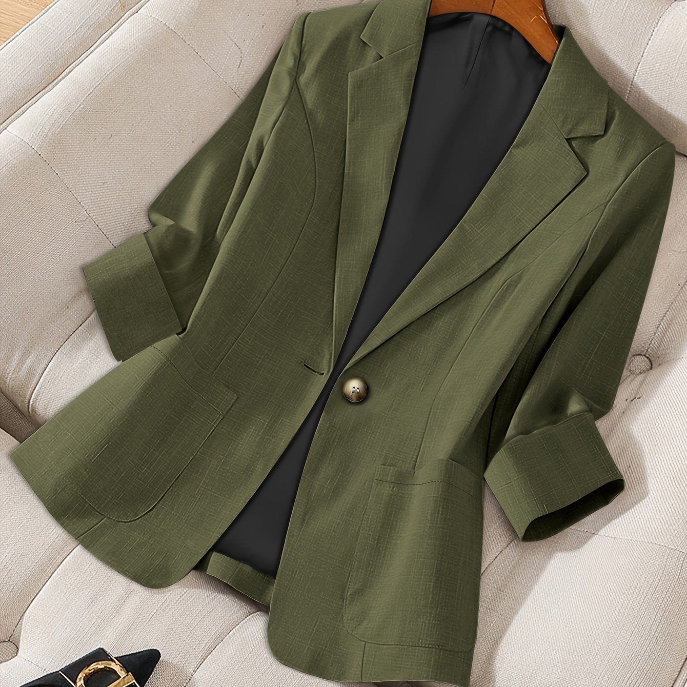 Stylish solid color blazer for women with pockets, perfect for fall.