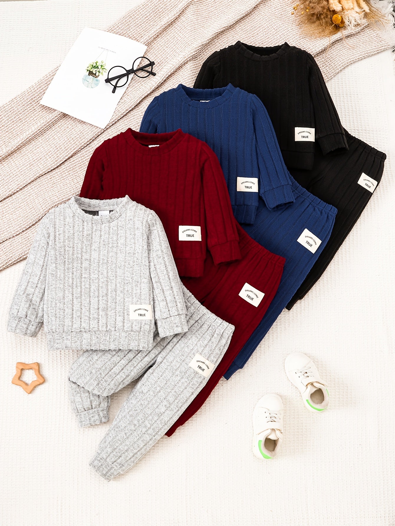 Set of 8 pieces for baby boys with long-sleeve round-neck top and ribbed pants for outdoor wear.