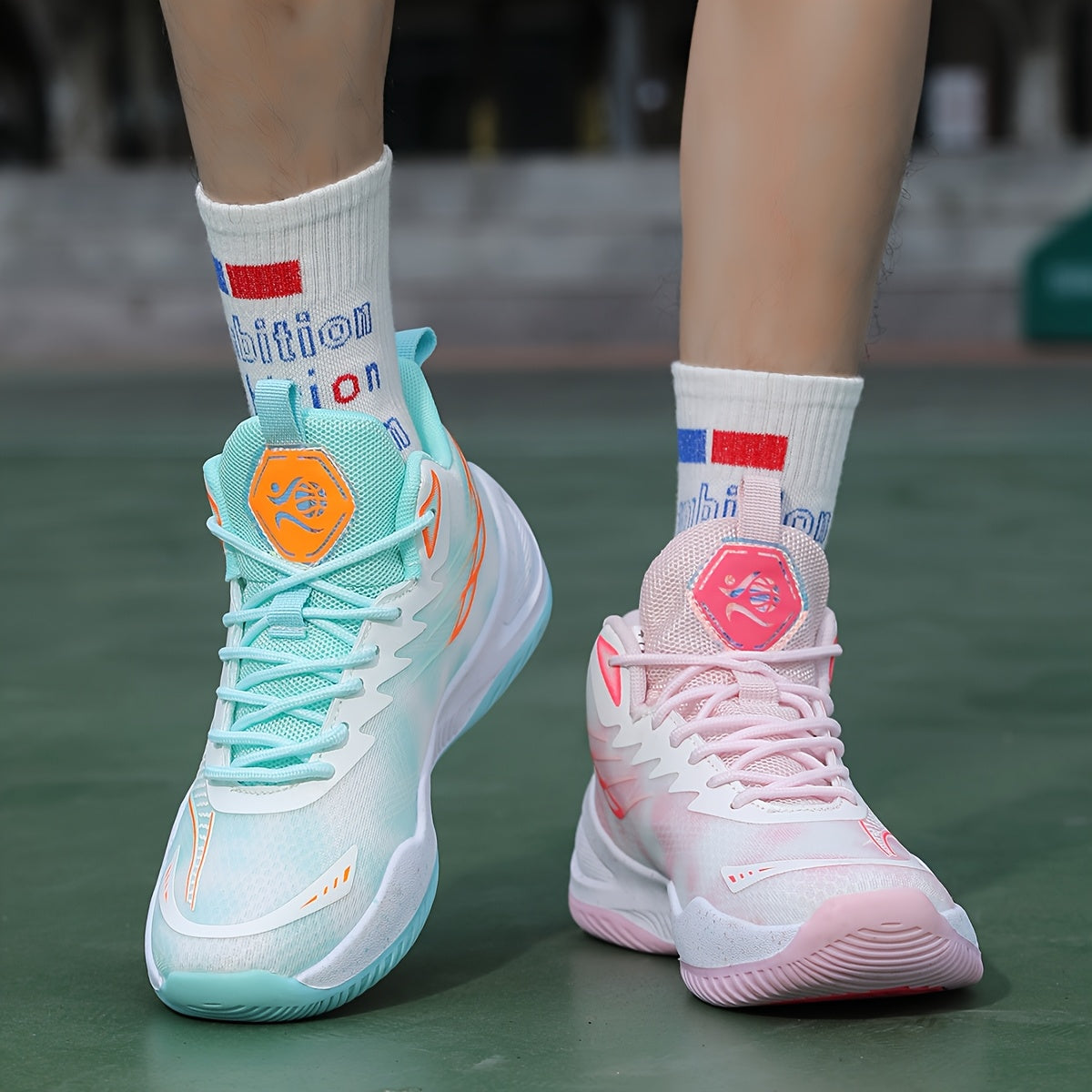 Professional low-top basketball shoes for couples, designed for indoor games and training with anti-slip features.