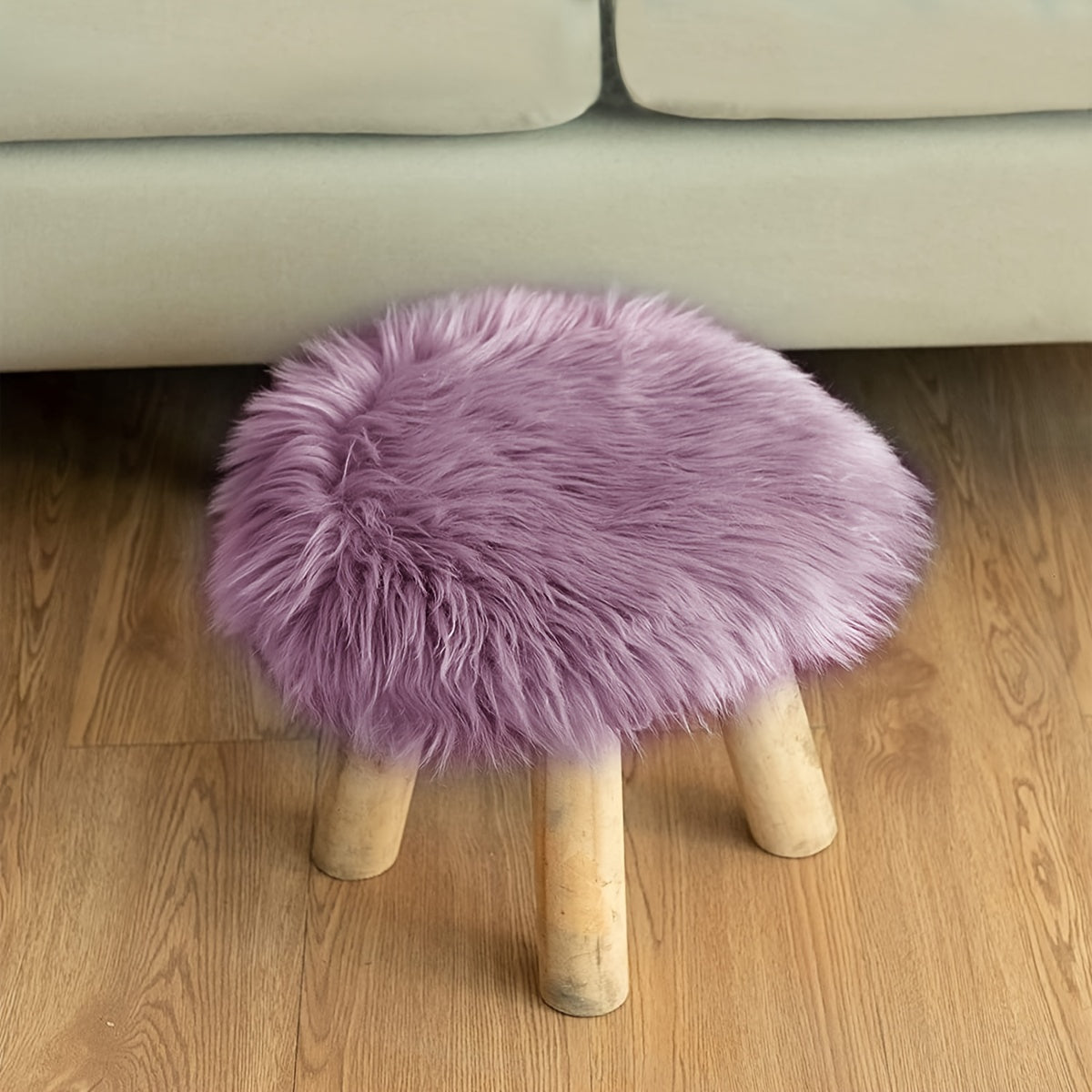 Round rug made of plush faux sheepskin, easy to clean in machine wash, fluffy and lightweight; perfect for living room, bedroom, and home decor.