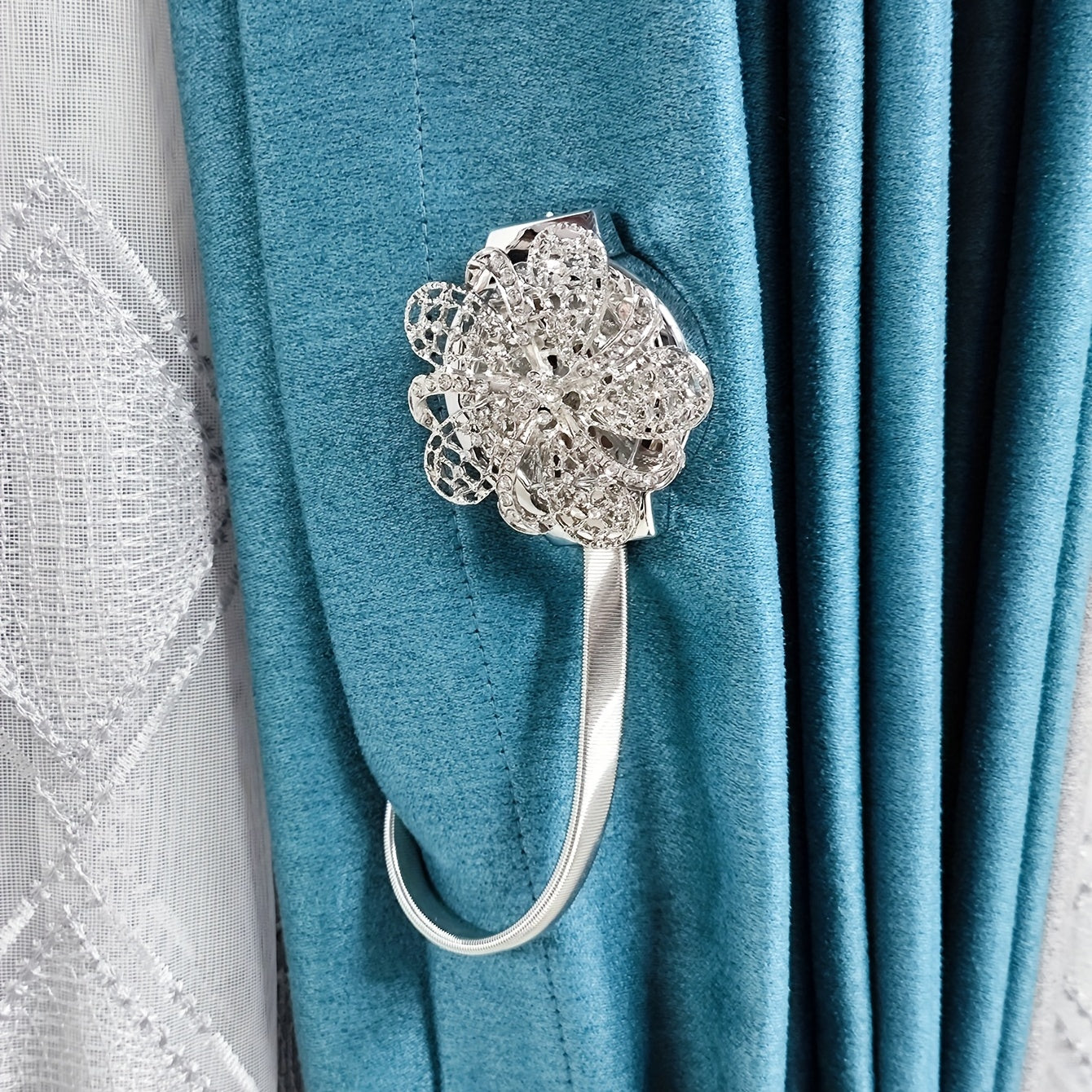 Elegantly crafted, this magnetic crystal flower curtain tieback is a classic addition to your home decor. Featuring intricate floral design, this metal curtain holder is perfect for adding a touch of elegance to your living room curtains. Made with metal