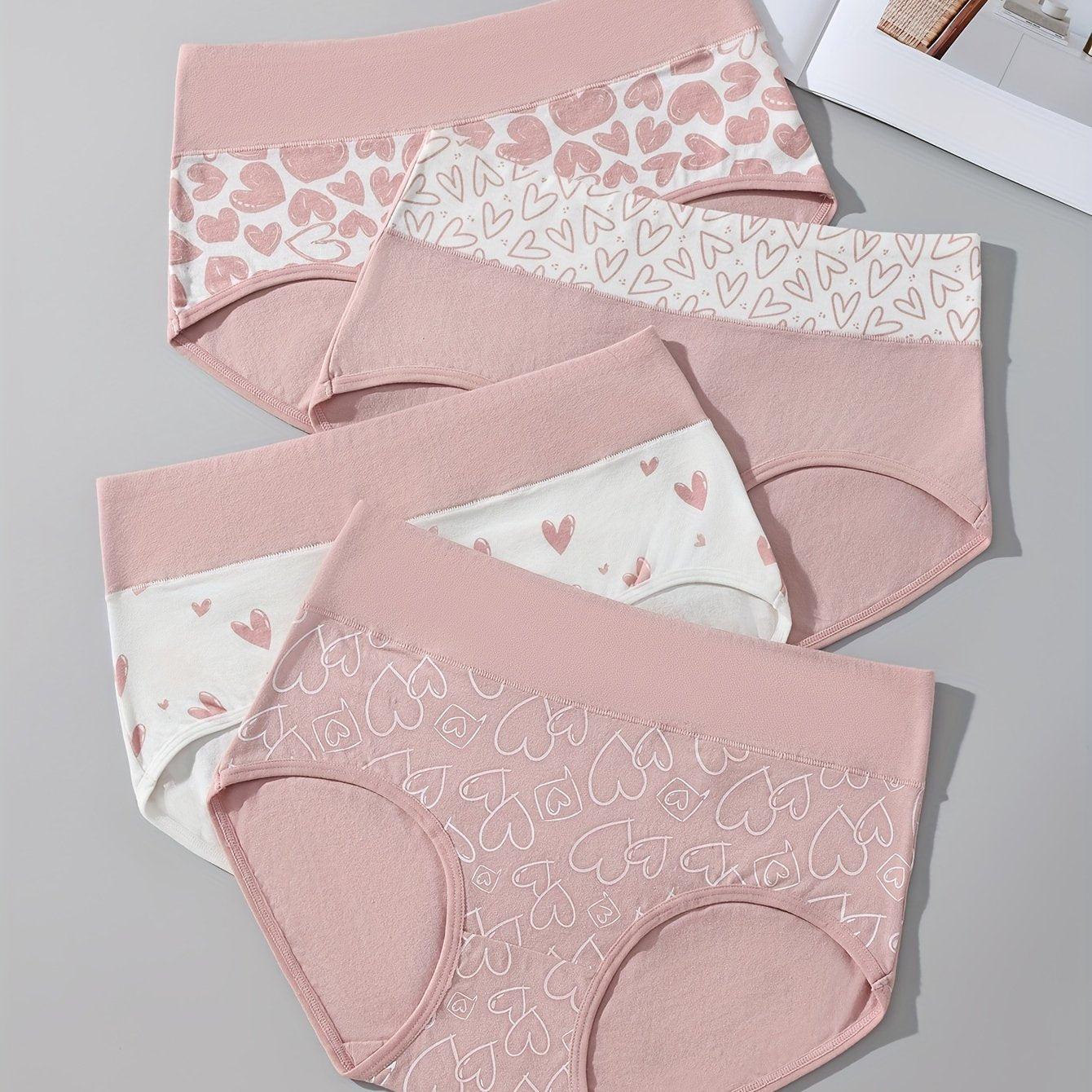 4 pieces of high-waisted colorblock briefs with cartoon print, soft and comfortable. Ideal for women's lingerie and underwear.